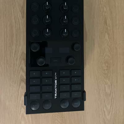 Native Instruments Traktor X1 MK3 DJ Controller + Stand image 2