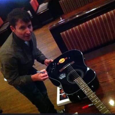 Fender Hard Rock Cafe Acoustic. Signed by James Blunt, plus signed set list and note image 7