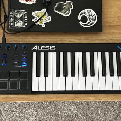 Alesis V25 25-key USB MIDI Controller with Beat Pads 2017 - 2022 - Black
