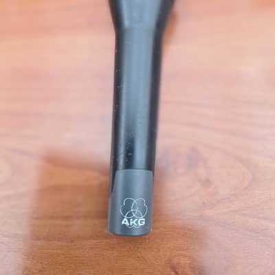 AKG 🎤 AKG Dynamic Handheld Microphone | XLR 3-Pin | Black | Professional image 3