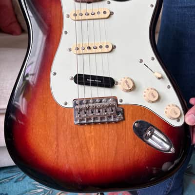 Fender Stratocaster Vintera 2019-2023 - 3-Tone Sunburst image 3