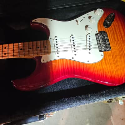 Fender flamey strat, sunburst Cool guitar In nice condition image 2
