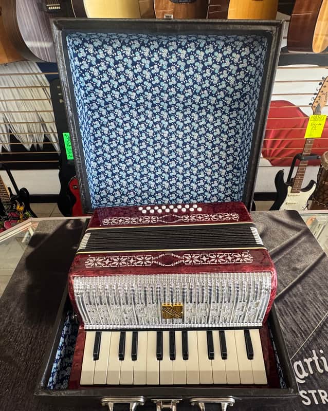 Rapolo 23 Key and 16 Bass Accordion.(1960s-80s.)(USSR)(For Children) image 1