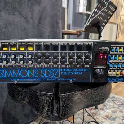 Simmons SDS-7 (1980s) – Fully Working – Memory Repaired – With Custom Flight Cases image 3