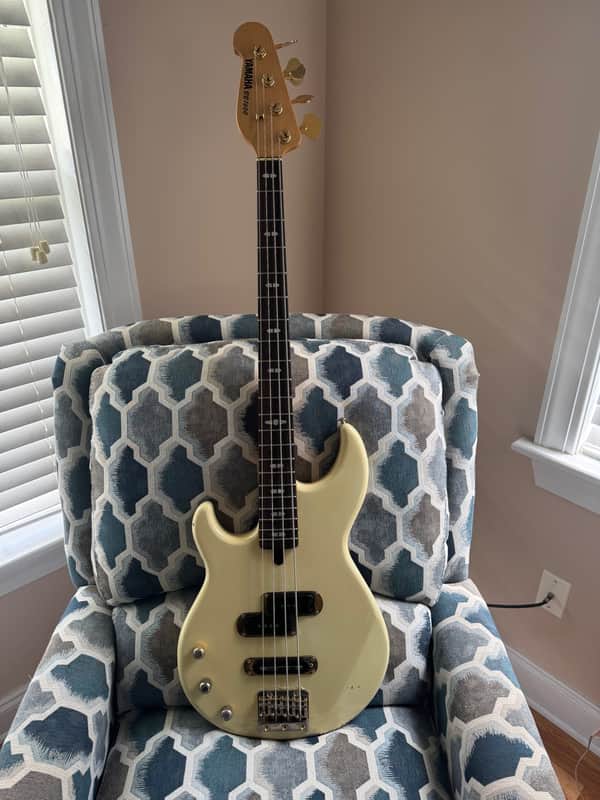 LEFT HANDED YAMAHA BB1600 BASS GUITAR image 1
