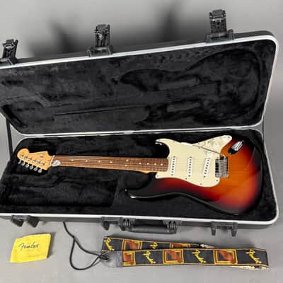 2011 Fender Standard Stratocaster RW sunburst like new Case image 17