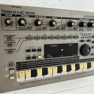 Roland MC-303 Groovebox 1990 - 1998 - Silver
