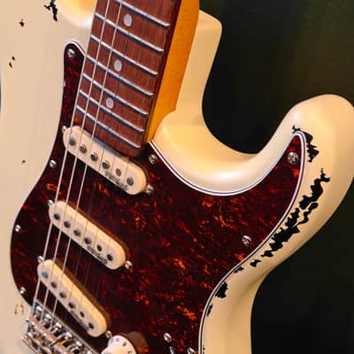 Vintage V6MR Icon - Aged Vintage White Over Sunburst image 6
