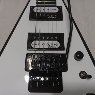 Jackson JS 32 King V Flying V-FR Electric Guitar - White/Black Bevel image 4
