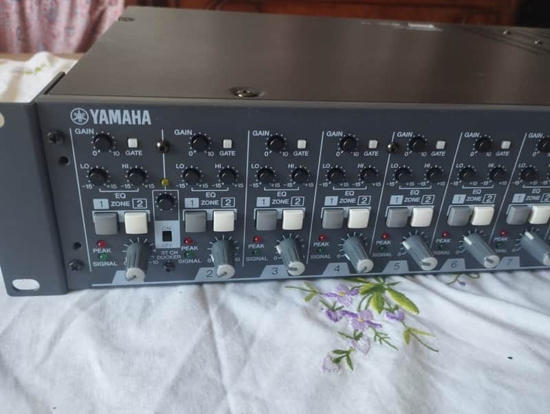 Yamaha MV800 rack mixer - Black image 1