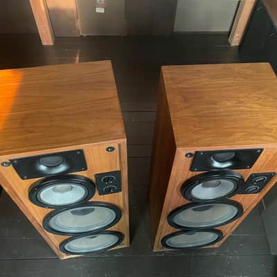 Realistic T-200 Vintage Floor Standing Tower Speakers Wood Veneer image 3