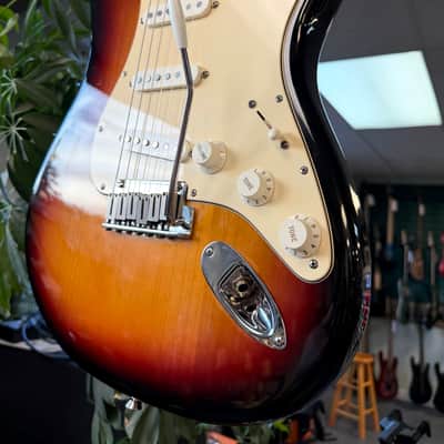 Fender American Stratocaster Maple 2004 - 3 Tone Sunburst image 4