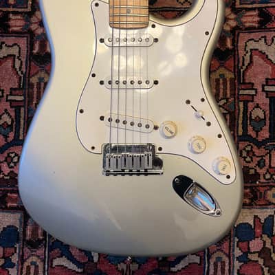 Fender American Standard Stratocaster with Maple Fretboard 1997 - Inca Silver image 2