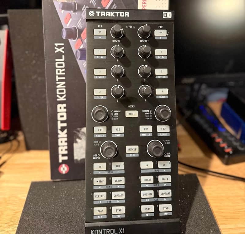 Native Instruments Traktor Kontrol X1 2010s - Black image 1
