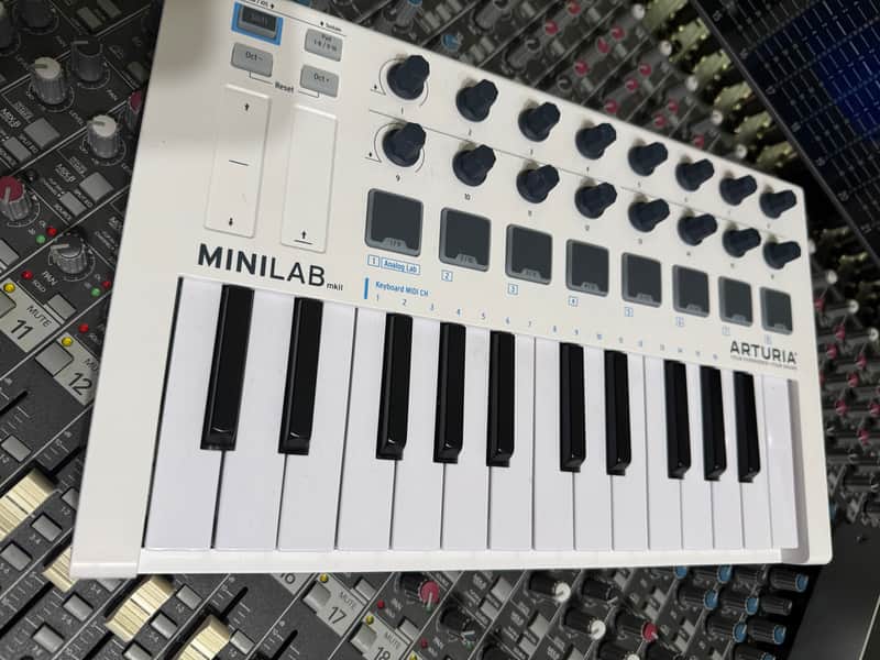 Arturia MiniLab MkII 25-Key MIDI Controller 2017 - Present - White image 1