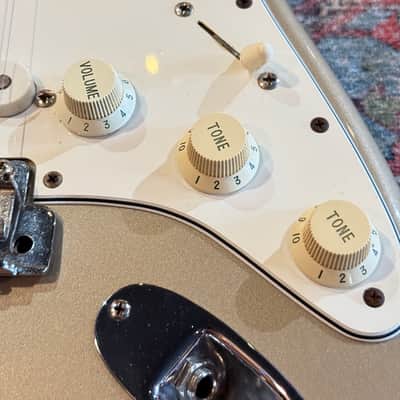 1997 Fender American Vintage '62 Stratocaster - Shoreline Gold image 11