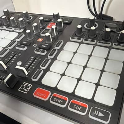 Hercules P32 USB DJ Controller 2010s - Black image 3