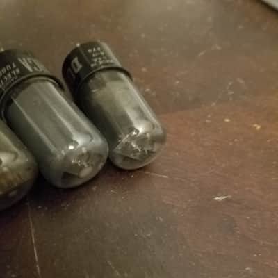 RCA ONE (1) 6V6GT AT1000 TESTED Vacuum Tube greyglass black plate Beam Power 6V6 1945-1958 image 2