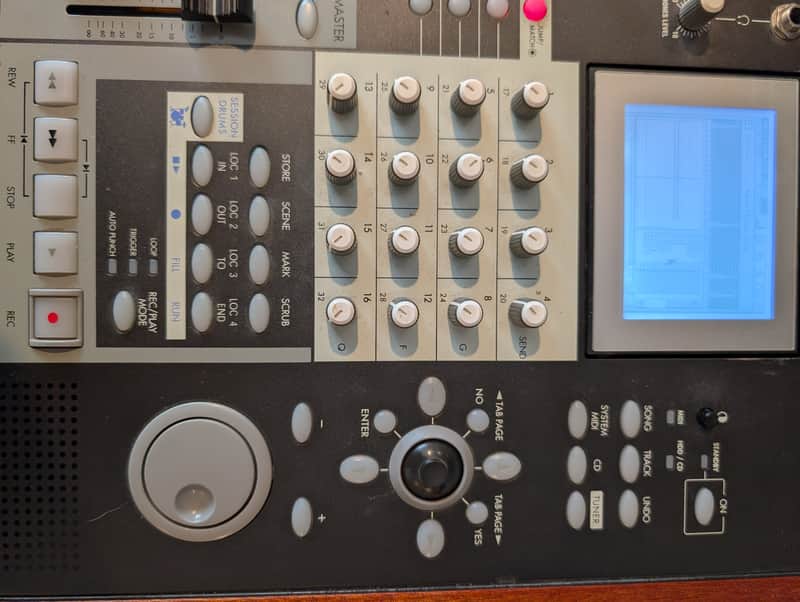 KORG D3200 32-Track Digital Recording Studio (2Seemy VGA Monitor