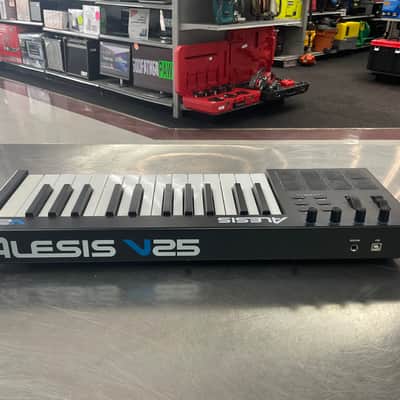 Alesis V25 25-key USB MIDI Controller with Beat Pads 2017 - 2022 - Black image 5