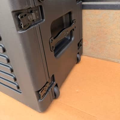 SKB  Skb-R4uw Roto Rolling Rack Case 4U Rolling Wheels Transport image 3