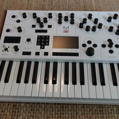Modal Electronics 001 Hybrid Digital / Analog 2-Voice Synthesizer 2010s - White image 2