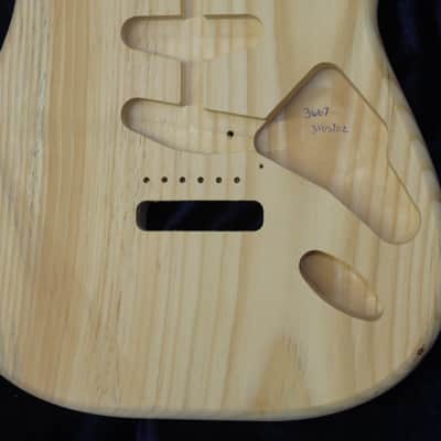 1 Piece 40yr Aged Pine Strat Style body - 3lbs 7oz #3667 *IMPORT CHARGES INCLUDED image 4