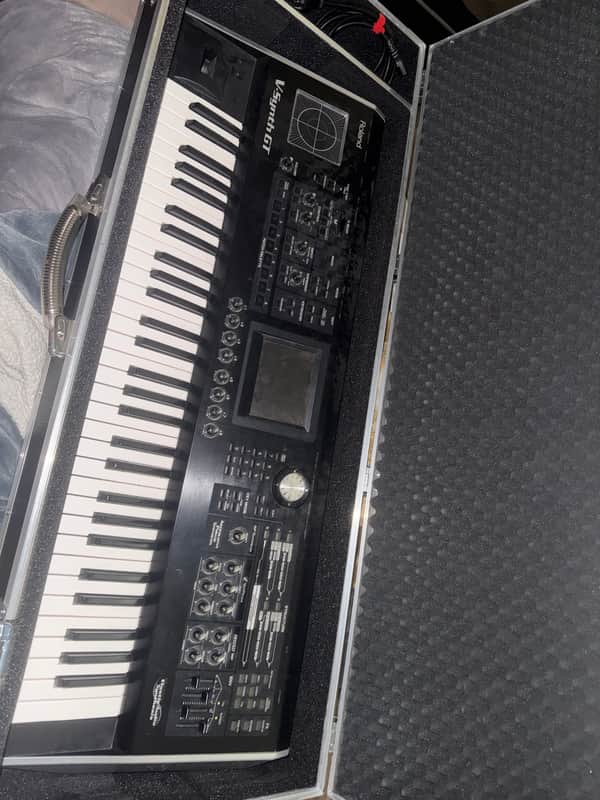 Roland V-Synth GT 61-Key Elastic Audio Synthesizer 2007 - 2009 - Black image 1