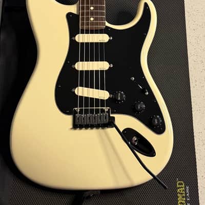 Fender American Stratocaster – Olympic White – EMG DG20 (David Gilmour) Upgrades image 2