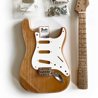 Fender Stratocaster Model Kit - Build Your Own Mini Strat! Kit by Axe Heaven Bild 1