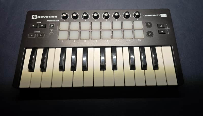 Novation Launchkey Mini MKII MIDI Keyboard Controller 2015 - 2019 - Black image 1
