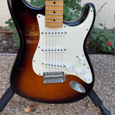 Fender Limited Edition 60th Anniversary American Special Stratocaster 2014 - Sunburst - Maple Fretboard image 2