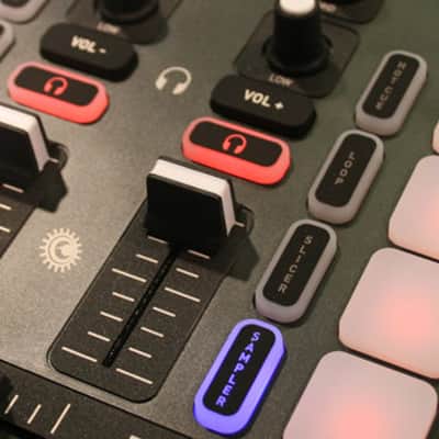 Hercules P32 USB DJ Controller image 2