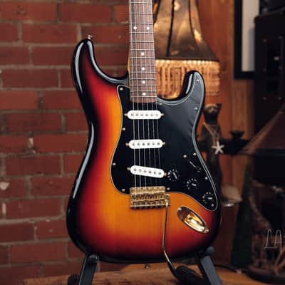 1993 Fender Japan ST-62G Stratocaster – Fujigen Era – Gold Hardware in 3-Tone Sunburst! image 3