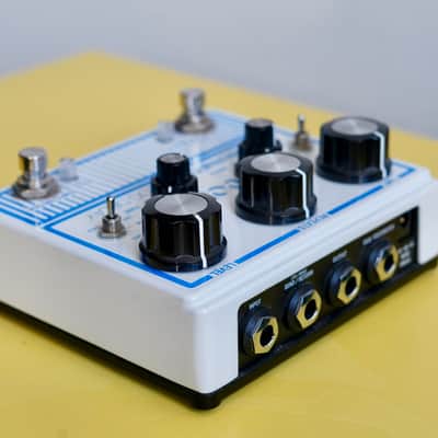 DOD Rubberneck Analog Delay 2010s - White/Blue image 2