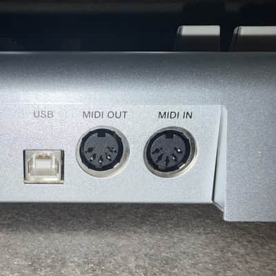 Akai MPD24 MIDI Controller  2010s - Silver image 9
