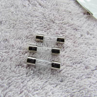 .5 Amp  Slow Blow Fuses 250 V Pack Of 3 Radio Shack Fuses New Never Used image 2