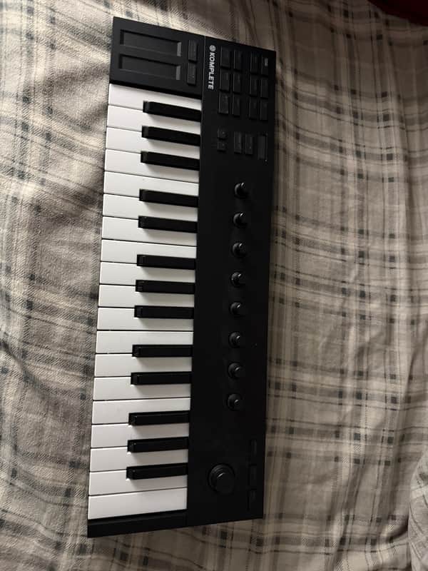 Native Instruments Komplete Kontrol M32 2019 - Black image 1