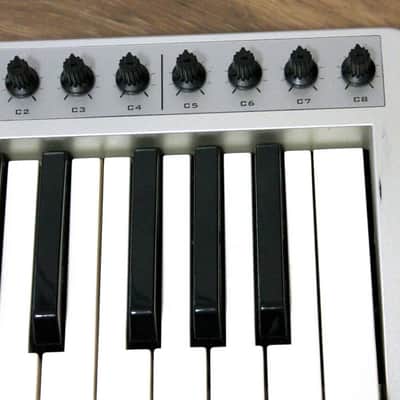 Evolution MK-425C MIDI controller image 3