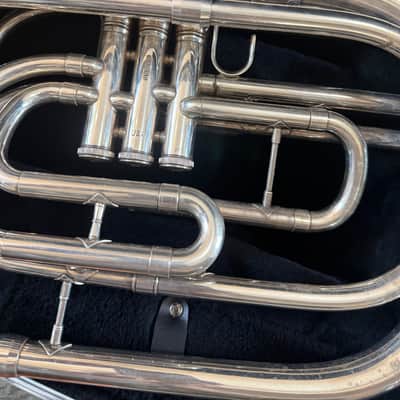 King 1122 Marching French Horn with case. USA image 4