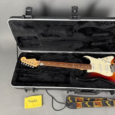 2011 Fender Standard Stratocaster RW sunburst like new Case image 16