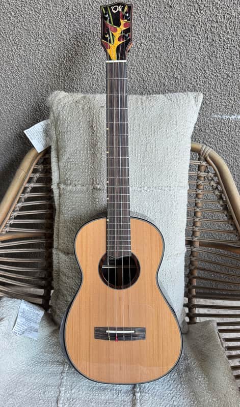 Oli L2 BCE Baritone Ukulele with Crossrock Flight Case 2023-2024 - Gloss image 1