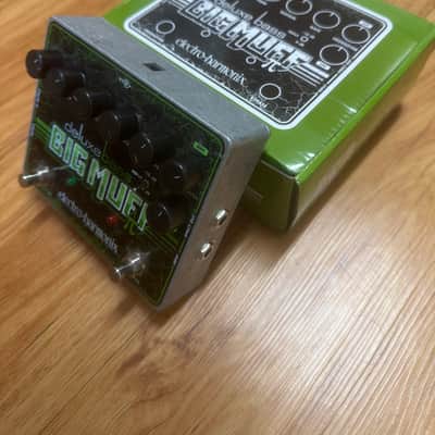 Electro-Harmonix Deluxe Bass Big Muff Pi Distortion / Sustainer 2012 - Present - Black / Green image 3