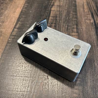Behringer SF300 Super Fuzz (XTS Rehoused) | Reverb