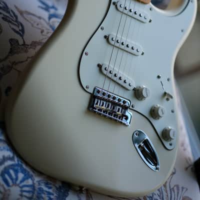 Fender Standard Stratocaster 2018 - Arctic White image 4