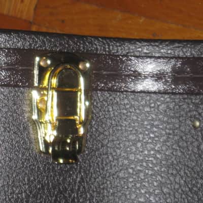 new open box very near A+ genuine Taylor Grand Auditorium Deluxe Brown Hardshell Case (5201-55) textured dark brown vinyl over 3-ply wooden structure, Foam padding covered w/ red plush crushed velvet lining, brass plated latches, padded handle image 24