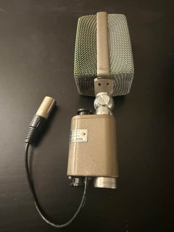AKG D 30 Dual Diaphragm Dynamic Microphone | Reverb Canada