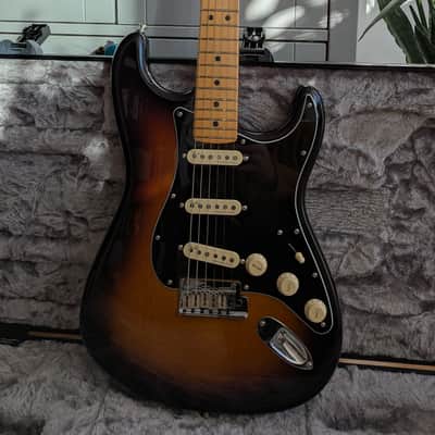 Fender American Ultra Luxe Stratocaster with Maple Fretboard 2021 - 2024 - 2-Color Sunburst image 1
