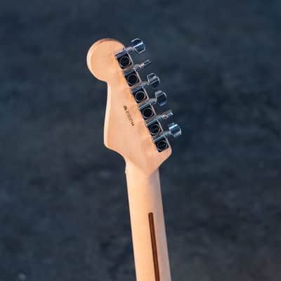 Fender American Series VG Stratocaster with Maple Fretboard 2007 - 2009 - 3-Color Sunburst image 4