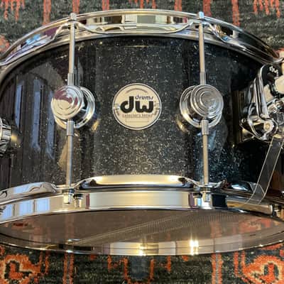 Mint DW Collector’s Series SSC Maple Gun Metal Sparkle 6.5x14 Snare Drum imagen 2